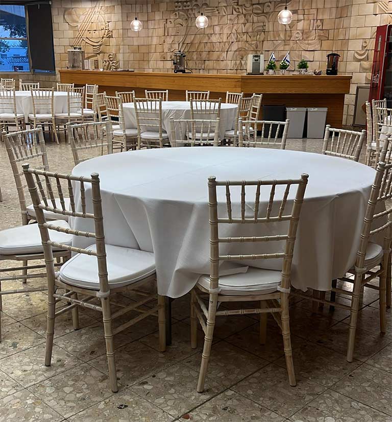 כיסאות ושולחנות לאולם אירועים